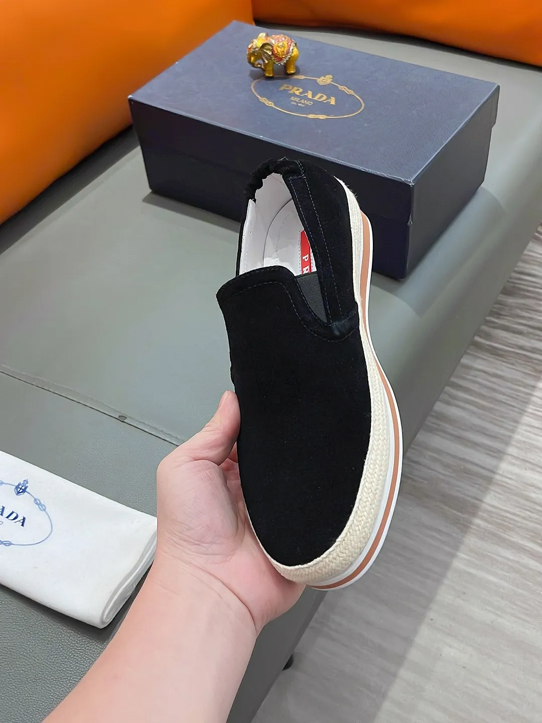 Men's shoes PRADA "Prada" P400 Regular size: 38-44 (slip-on shoes) Product materials: Selected cowhide upper, soft sheepskin foot pads, original factory special outsole.